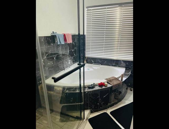 4 BEDROOM HOUSE FOR SALE IN FLEURHOF